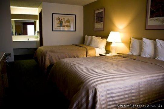 Pepper Tree Inn Beaverton Room photo